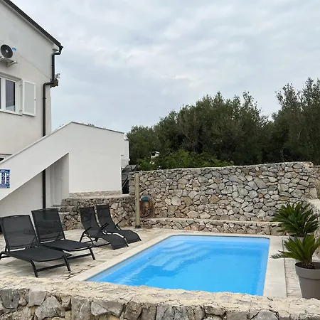 Apartman With Pool In *