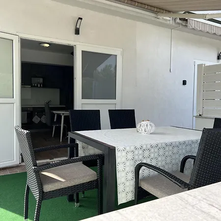 Apartman With Pool In