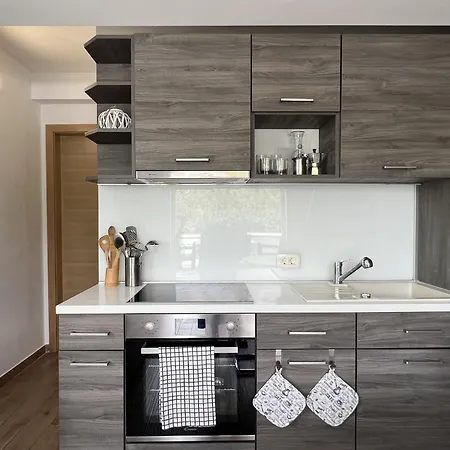 Apartman With Pool In Kornic