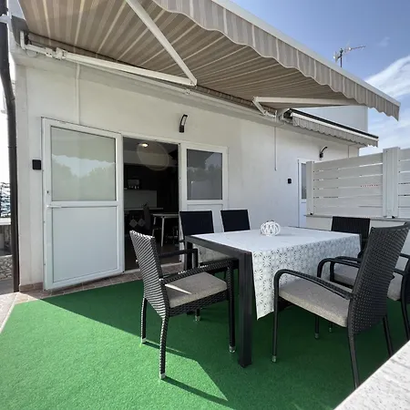 With Pool In 公寓 *